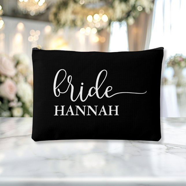 Pochette À Accessoires Mariée - Équipe de la mariée ! Nom du cadeau  ("This Bride / Team Bride accessory and makeup bag showcases a sleek white script font with elegant s)