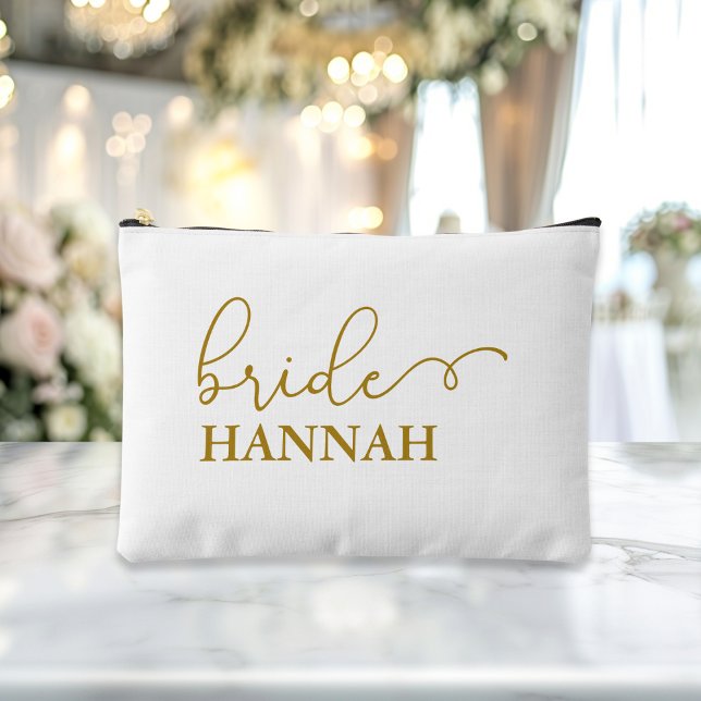 Pochette À Accessoires Mariée - Équipe de la mariée ! Nom du cadeau  ("This Bride / Team Bride accessory and makeup bag showcases a sleek beige-gold script font with eleg)