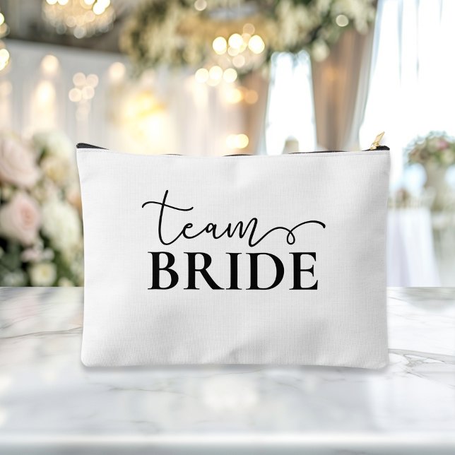 Pochette À Accessoires Mariée - Équipe Mariée ! Nom du cadeau  ("This Bride / Team Bride accessory and makeup bag showcases a sleek black script font with elegant s)