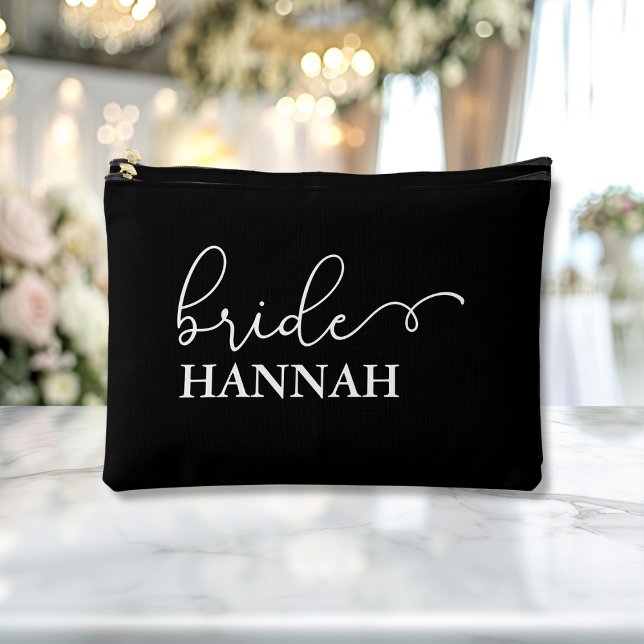 Pochette À Accessoires Mariée - Mariée d'équipe ! Nom cadeau ("This Bride / Team Bride accessory and makeup bag showcases a sleek white script font with elegant s)