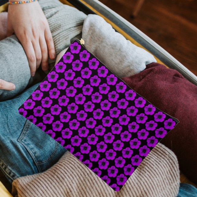 Pochette À Accessoires Modèle floral de géranium violet sur noir (In Situ)