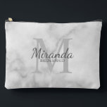 Pochette À Accessoires Monogramme et nom de la servante d'accueil personn<br><div class="desc">Cadeaux Bridesmaids personnalisées avec le nom de la femme d'honneur personnalisée en gris style de police de script classique et monogramme en gris clair style de police serif classique en arrière - plan avec le titre en gris classique style de police serif sur blanc arrière - plan de marbre. Aussi...</div>