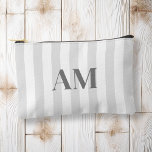 Pochette À Accessoires Monogramme initial minimaliste moderne gris<br><div class="desc">Créez votre propre sac de maquillage et cosmétique personnalisé avec des initiales minimalistes modernes et un nom de monogramme de calligraphie de script.</div>