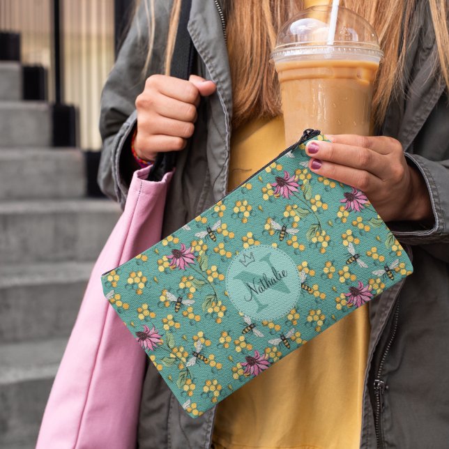 Pochette À Accessoires Monogramme moderne de l'abeille et des fleurs Turq (Elegant Buzzing Royal Queen Bee, Honeycomb & Pink Flowers Pattern with Custom Monogram and Name)