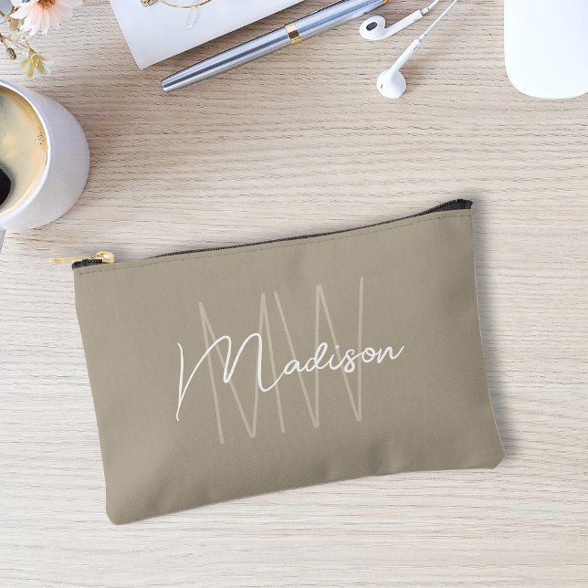 Pochette À Accessoires Monogramme moderne Nom Script Beige (Modern Monogram Name Script Beige Accessory Pouch)