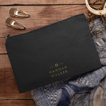 Pochette À Accessoires Monogramme Noir | Élégant minimaliste moderne<br><div class="desc">Un design simple et élégant monogramme personnalisé dans une typographie minimaliste dorée moderne sur un arrière - plan noir off. Les initiales et le nom du monogramme peuvent facilement être personnalisés avec la ligne de fonction pour rendre un design aussi unique que vous êtes! Le cadeau ou accessoire sur mesure...</div>