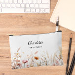 Pochette À Accessoires Nom de la femme de ménage fleur sauvage rose beige<br><div class="desc">Arrière - plan blanche,  décorée de fleurs sauvages dans les tons rose et beige. Personnalisez et ajoutez le nom de votre demoiselle d'honneur.</div>