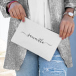 Pochette À Accessoires Nom de signature élégant en noir avec fioritures<br><div class="desc">Créez votre propre pochette à maquillage personnalisée ou monogramme à coudre pour vos demoiselles d'honneur.
Personnalisez la taille ou la couleur noire de l'écriture calligraphique élégante moderne avec fioritures.
Changez la couleur de fond ou les couleurs du texte pour correspondre à votre palette de mariage.</div>