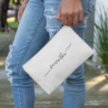 Pochette À Accessoires Nom de signature simple avec fioriture<br><div class="desc">Créez votre propre pochette à maquillage personnalisée ou monogramme à coudre pour vos demoiselles d'honneur.
Personnalisez la couleur ou la taille du style de calligraphie manuscrit swash moderne minimaliste selon vos besoins.
Changez la couleur de fond ou les couleurs du texte pour correspondre à votre palette de mariage.</div>
