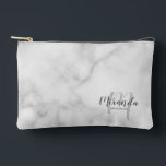 Pochette À Accessoires Nom du monogramme de la servante d'accueil de scri<br><div class="desc">Ajoutez une touche personnelle à votre mariage avec un cadeau de femme de chambre personnalisée. Ce design présente le nom personnalisé de la servante de pont dans le style de police de script moderne gris et monogramme dans le style de police de script moderne gris clair comme arrière - plan...</div>