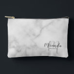 Pochette À Accessoires Nom du monogramme de la servante d'accueil de scri<br><div class="desc">Ajoutez une touche personnelle à votre mariage avec un cadeau de femme de chambre personnalisée. Ce design présente le nom personnalisé de la servante de pont dans le style de police de script moderne gris et monogramme dans le style de police de script moderne gris clair comme arrière - plan...</div>
