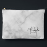 Pochette À Accessoires Nom du monogramme de la servante d'accueil de scri<br><div class="desc">Ajoutez une touche personnelle à votre mariage avec un cadeau de femme de chambre personnalisée. Ce design présente le nom personnalisé de la servante de pont dans le style de police de script moderne gris et monogramme dans le style de police de script moderne gris clair comme arrière - plan...</div>