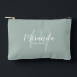 Pochette À Accessoires Nom du monogramme de la servante d'accueil moderne<br><div class="desc">Ajoutez une touche personnelle à votre mariage avec un cadeau de femme de chambre personnalisée. Ce design présente le nom personnalisé de la demoiselle d'honneur dans le style de police de script moderne blanc et monogramme dans le style de police de script moderne vert sage comme arrière - plan avec...</div>