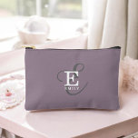 Pochette À Accessoires Nom élégant unique et typographie de monogramme vi<br><div class="desc">Une belle pochette d'accessoires avec une élégante représentation stylisée de votre nom et monogramme avec sérifs classiques et une typographie de script plus ornée dans une harmonie équilibrée et symétrique. Les trois éléments se fondent dans une harmonie sophistiquée et créent votre propre logo de marque personnelle. Montré ici avec un...</div>