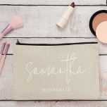 Pochette À Accessoires Nom personnalisé de la servante de Bridesmaid Scri<br><div class="desc">Bridesmaid Nom personnalisé Script Neutral Chic Accessoire Pouch pour une proposition de bridesmaid</div>