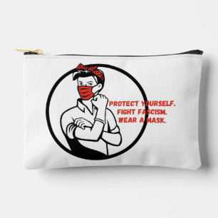 Pochette À Accessoires Porter un modèle de Riveter Masque