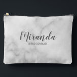 Pochette À Accessoires Script moderne Nom de la servante d'accueil person<br><div class="desc">Script moderne Cadeau de demoiselle d'honneur personnalisé avec nom de femme d'honneur personnalisée en gris style de police de script moderne avec titre et date mariage dans style de police sans serif moderne sur arrière - plan de marbre blanc. Aussi parfait pour femme de ménage d'honneur, fille de fleurs, mère...</div>