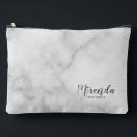 Pochette À Accessoires Script moderne Nom de la servante d'accueil person<br><div class="desc">Script moderne Cadeau de demoiselle d'honneur personnalisé avec nom de femme d'honneur personnalisée en gris style de police de script moderne avec titre et date mariage dans style de police sans serif moderne sur arrière - plan de marbre blanc. Parfait aussi pour femme de ménage d'honneur, fille de fleurs, mère...</div>