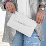 Pochette À Accessoires Signature Black Girly Swash Nom<br><div class="desc">Créez votre propre pochette maquillage personnalisée ou monogramme à coudre pour vos demoiselles d'honneur. Personnalisez le motif girly moderne en forme de boucle attaché à la couleur et à la taille de l'écriture calligraphique manuscrite selon vos besoins. Changez la couleur de fond ou les couleurs du texte pour qu'elles correspondent...</div>