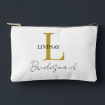 Pochette À Accessoires Simple Bridesmaid cadeau monogramme, nom<br><div class="desc">Célébrez vos demoiselles d'honneur avec notre chic Pouch d'accessoires de demoiselle d'honneur personnalisée ! Ce sac élégant peut être customisé avec leur monogramme et leur nom, ce qui en fait un cadeau réfléchi et unique qu'ils chériront bien après votre journée spéciale. Parfait pour le maquillage, les bijoux ou les petits...</div>