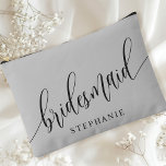 Pochette À Accessoires Soft Grey Bridesmaid Moderne Calligraphie<br><div class="desc">Célébrez votre fête de mariée avec cette élégante pochette d'accessoires de demoiselle d'honneur gris doux. Doté d'une calligraphie moderne et personnalisable avec le nom de votre servante, ce sac est à la fois élégant et pratique. La couleur douce et poussiéreuse de la sauge et l'élégant script créent un look sophistiqué,...</div>