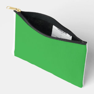 Pochette À Accessoires Un paysage verdoyant peuplé d'arbres verdoyants.