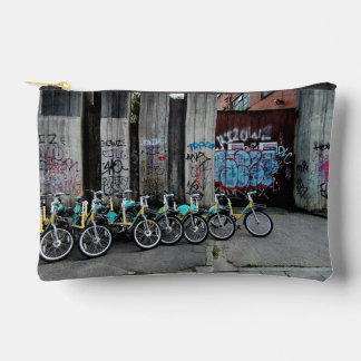 Pochette À Accessoires Vélos, devant le mur de graffiti