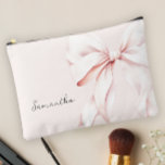 Pochette d'accessoires pour femme de chambre rose<br><div class="desc">Il s'agit d'une pochette de maquillage personnalisée, élégante et élégante, avec un arrière - plan rose doux orné d'un grand et délicat ruban rose. Le design dégage un charme féminin et sophistiqué, parfait pour transporter vos produits cosmétiques et de beauté essentiels. La poche peut être customisée avec un nom, ce...</div>