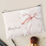 Pochette d'accessoires pour monogramme rose minima<br><div class="desc">Il s'agit d'une pochette de maquillage personnalisée, élégante et élégante, avec un arrière - plan rose doux orné d'un grand et délicat ruban rose. Le design dégage un charme féminin et sophistiqué, parfait pour transporter vos produits cosmétiques et de beauté essentiels. La poche peut être customisée avec un nom, ce...</div>