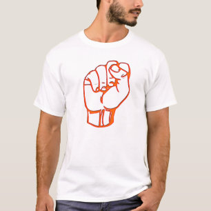 poing orange, sur le T-shirt orange