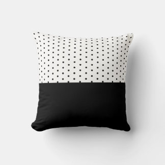 Points noirs sur coussin décoratif