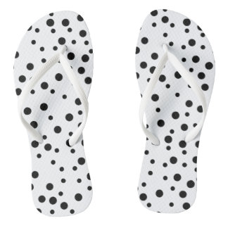 Points noirs sur des tongs blanches