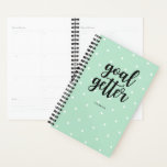 Points verts et typographie noire | But Getter<br><div class="desc">Ce planificateur élégant dispose d'un arrière - plan vert menthe tendance avec des pois blancs,  et l'expression "but getter" dans la typographie moderne. Personnalisez avec votre nom.</div>