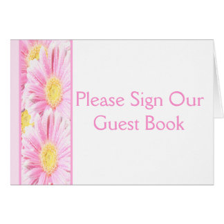 Poireaux de Gerbera rose sur carte de table blanch
