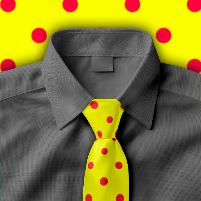Pois cramoisi classique sur la cravate jaune (Yellow tie with crimson polka dots on gray button down shirt.
)