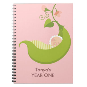 Pois dans un carnet de bébé de fille de cosse