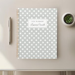 Pois modernes<br><div class="desc">Carnet de planificateur personnalisé avec pois blancs sur couleur vert sauge avec nom personnalisé.</div>
