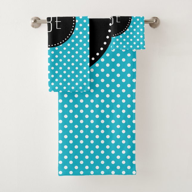 Pois turquoise et blanc avec monogramme noir (En situation)