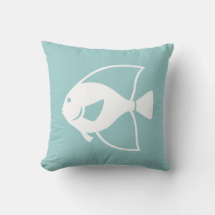 poisson blanc sur coussin bleu
