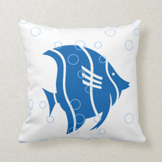 poisson bleu sur COUSSIN blanc