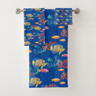 Poissons tropicaux et corail en bleu