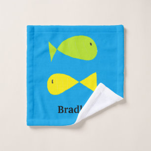 Poissons verts et jaunes mignons sur le bleu