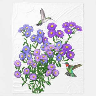 Polaire Colibris sur la couverture pourpre d'ouatine de