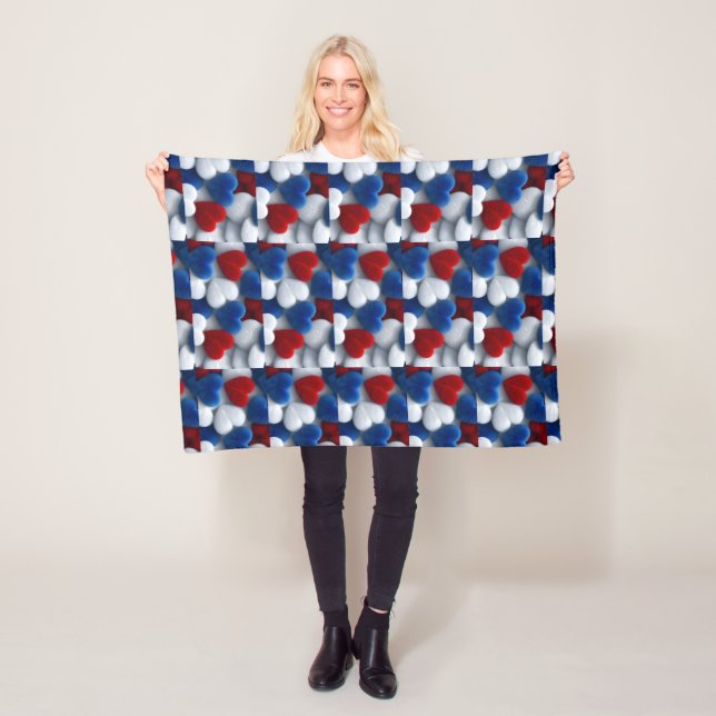 Polaire Couverture coeurs rouge, blanc et bleu (En situation)