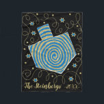 Polaire Couverture de la flotte de rotation de Chanukah/pe<br><div class="desc">Personnalisez la couverture en polaire "Hanoukka Spin"/Petite personnalisez en changeant le texte. Utilisez votre style de police, votre couleur et votre taille préférés. La couleur Arrière - plan peut être changée. Le design peut également être ajouté aux tailles de couverture, moyennes et grandes. Taille : Couverture en polaire, 30"x40" Il...</div>