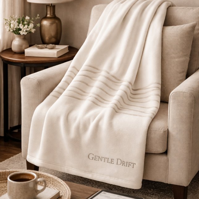 Polaire Couverture en Fleece Taupe Ivoire (Soft taupe lines drift across ivory, grounding neutral spaces with gentle visual flow.)