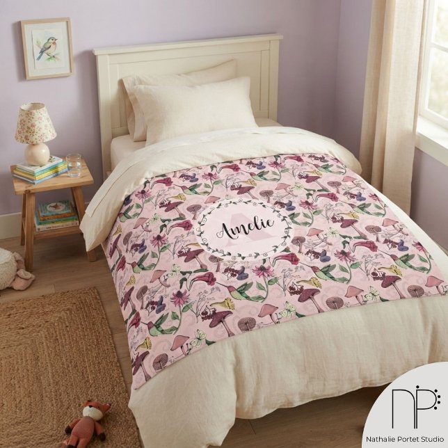 Polaire Couverture en molleton à monogramme féminin jardin (Hand-drawn ink hummingbird bignonia flower mushroom blush pink monogram kids fleece blanket)