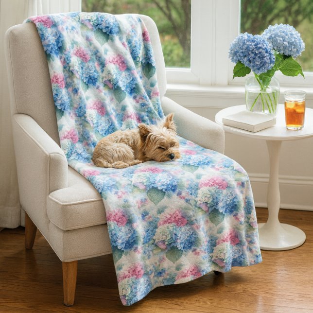 Polaire Couverture en molleton à motif hydrangea floral bl (Spring floral fleece blanket mockup showcasing true color, texture, and cozy seasonal style)