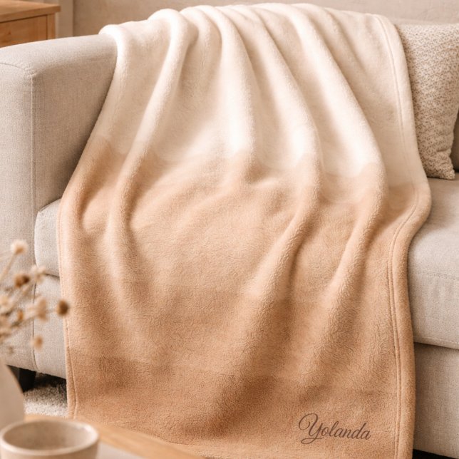 Polaire Couverture en molleton calme et stratifiée Earth (Layered earth tones flow from beige to taupe, adding depth to calm, neutral interiors)