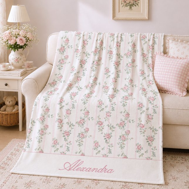 Polaire Couverture en molleton de rose florale rose poudré (grandmillennial shabby chic coquette floral blush pink rose fleece blanket with custom monogram name)